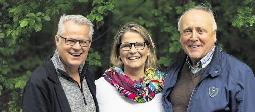 Der Vorstand des Naturtheaters Reutlingen freut sich über die erfolgreiche Saison 2024: (von links) Rainer Kurze, Susanne Hammann und Tilmann Scheck. Foto: Bachner