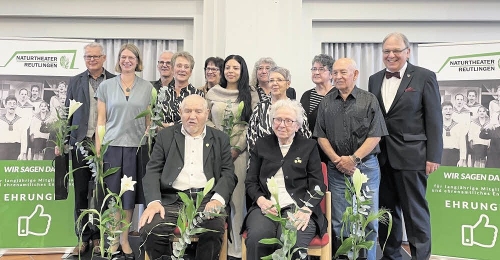 OB Keck (rechts) gratuliert Rainer Kurze (hinten links), Erich Klocker und Trude Heck (vorn, von links) und weiteren Jubilaren - Foto: Chatzis