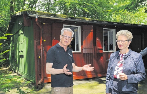 Vor der Bretterbude hinter den Kulissen: Vorsitzender Rainer Kurze und Oberbürgermeisterin Barbara Bosch. FOTO: NIETHAMMER