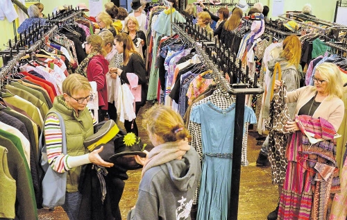 Kurz nach der Eröffnung war der erste Kostüm-Flohmarkt des Naturtheaters schon gut besucht. FOTO: NIETHAMMER