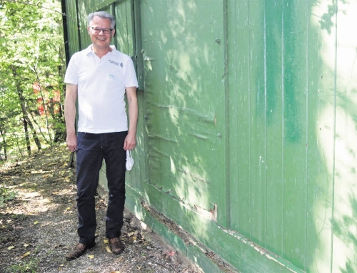 Rainer Kurze, neben dem alten Gebäude mit vielen Schäden, freut sich auf den Neubau. FOTO: BÖHM