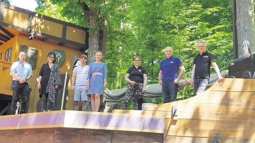 Stehen in den Startlöchern für den Start der Aufführungen im Naturtheater (von links): Michael Bachner, Sibylle Schulze, Irfan Kars, Joana Pape (Kreissparkasse), Susanne Hammann, Tilmann Scheck und Rainer Kurze / Foto: Küster