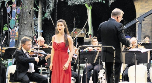 Die Württembergische Philharmonie mit Konzertmeister Fabian Wettstein, Sopranistin Vanessa Waldhart und Dirigent Christoph-Mathias Mueller beim Konzert im Naturtheater / Foto: Varady