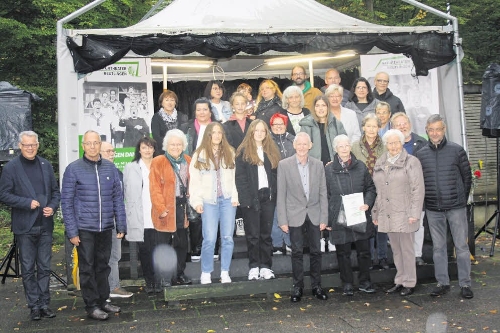 Ein Teil der Geehrten des Naturtheaters mit Rainer Kurze (links) / Foto: Verein