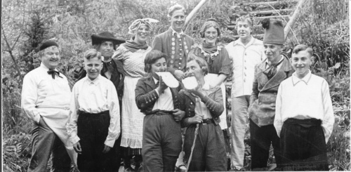 Max und Moritz (1947)
Das erste Kindertheater des Naturtheaters Reutlingen / Freilichtbühne und Tournee im südlichen Baden-Württemberg