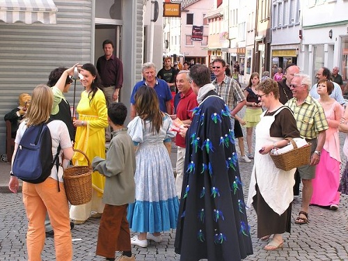 Das Ensemble des Naturtheaters Reutlingen beim Festumzug