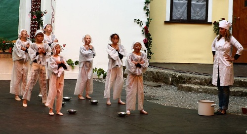 https://www.naturtheater-reutlingen.de/content/igal/k-2011_07_tanzfestival_6683-U14MYB-L-5811.jpg