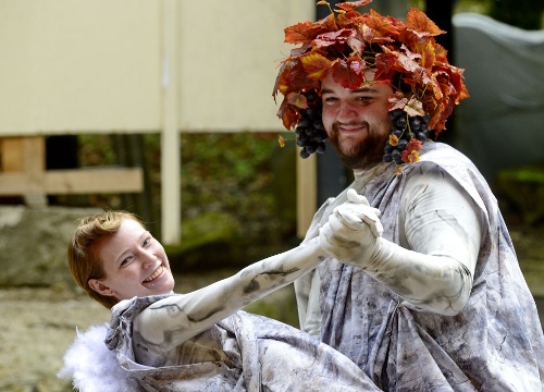 https://www.naturtheater-reutlingen.de/content/igal/k-34die_schoene2017-niethammer-L3IKBU-L-24731.jpg