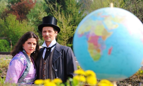 Holger Schlosser als Phileas Fogg und Claudia Sieger als Aouda in der Reutlinger Fassung von Jules Vernes 