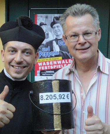 Daumen hoch für die Spendenbereitschaft des Publikums: Naturtheater-Vorsitzender Rainer Kurze (rechts) und Camillo alias Sascha Diener / Foto: privat